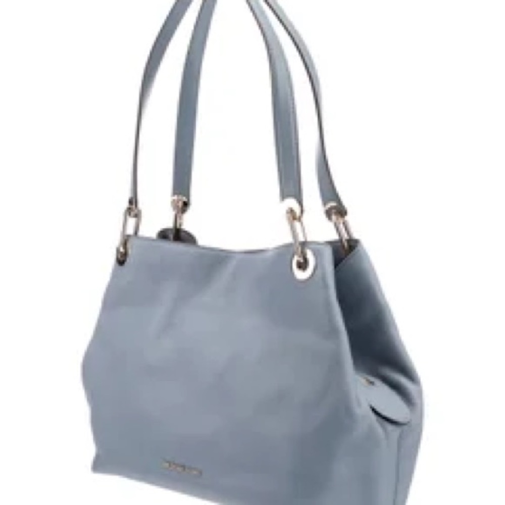 Michael Kors Light Blue Leather Shoulder Bag.
Has 3 sections for lots of storage - Picture 2 of 10